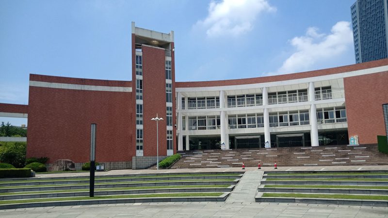 塑料与金属手机壳材质的奥秘：性能与美学的双重考量